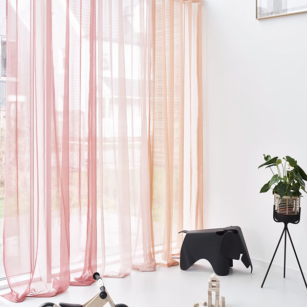 Sfeerbeelden van gekleurde vitrages